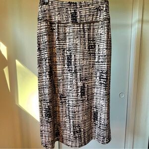 Calvin Klein Size Medium Black & Cream Print Midi Jersey Skirt w/ Zipper Trim